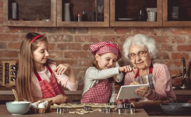 Büyükanne ile granddaughters tablet bir tarifi arıyorum