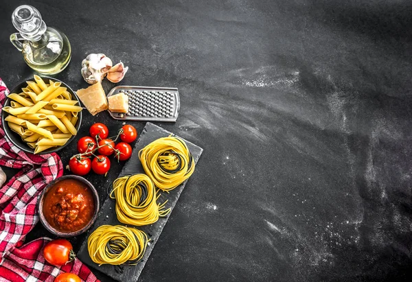 Composición de productos de cocina italiana tradicional — Foto de Stock