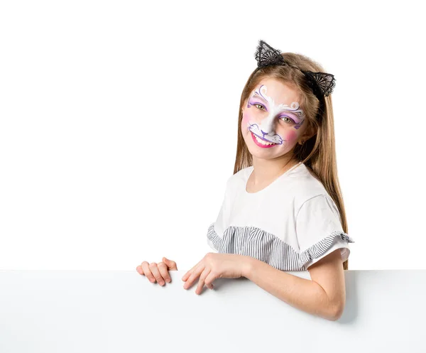Dívka s tváří malba hospodářství bílý nápis — Stock fotografie