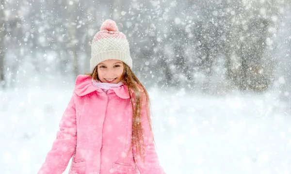 Χαμογελαστό κορίτσι στη δίνη της νιφάδες χιονιού — Φωτογραφία Αρχείου