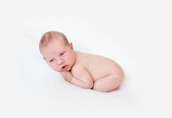 Piccolo neonato sdraiato sulla pancia sul letto — Foto Stock