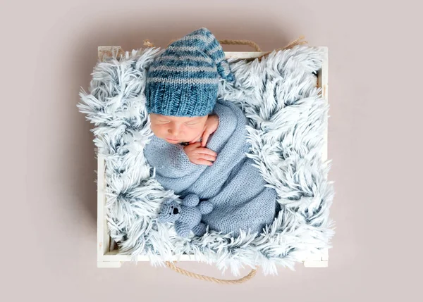 Recém-nascido dormindo em caixa entre cobertores azuis — Fotografia de Stock