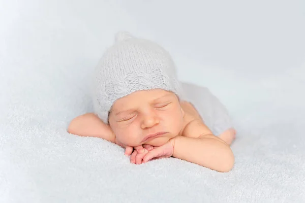 Zartes Neugeborenes schläft auf Bauch — Stockfoto