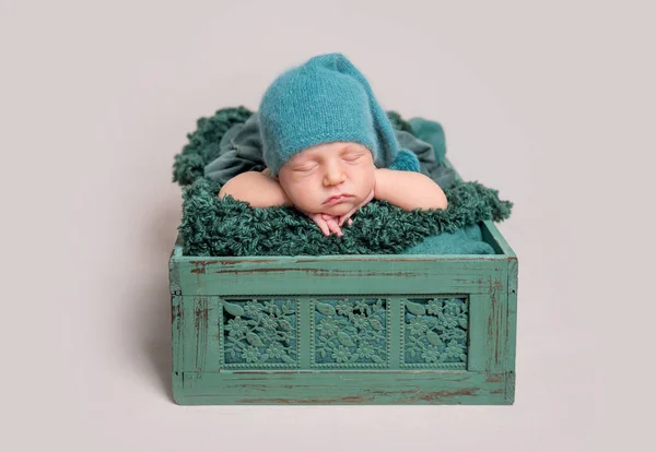Bebé recién nacido acostado en una caja de madera — Foto de Stock