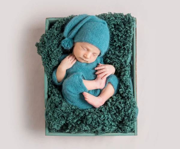 Новорожденный ребенок лежит в деревянном ящике — стоковое фото