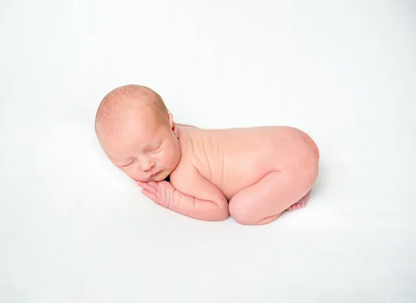 Νεογέννητο μωρό sleepin στην κοιλιά — Φωτογραφία Αρχείου