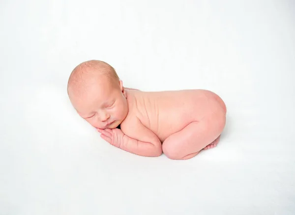 Pasgeboren baby sleepin op buik — Stockfoto