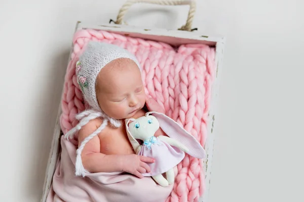 Uyku ve onun oyuncak kucaklayan tatlı yeni doğan bebek kız — Stok fotoğraf