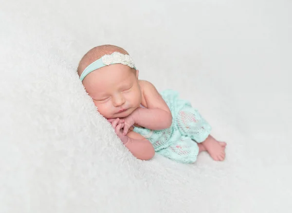 Bebé recién nacido niña durmiendo dulcemente de su lado —  Fotos de Stock