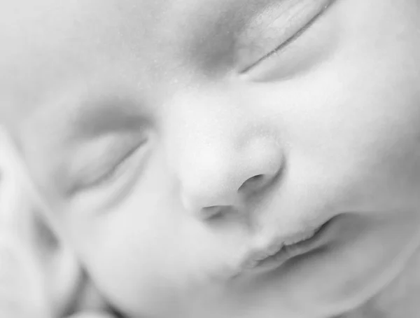 Retrato do bebê recém-nascido dormindo, close-up — Fotografia de Stock
