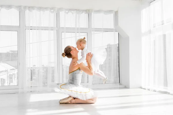 手の小さな娘にバレエ衣装の母 — ストック写真