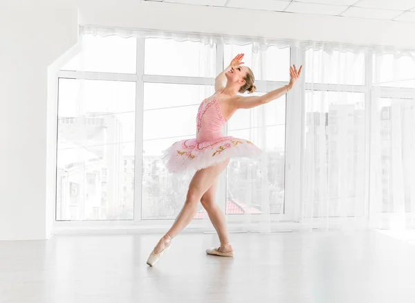 ピンクのチュチュは練習と笑顔の優雅な女性バレエ ダンサー — ストック写真