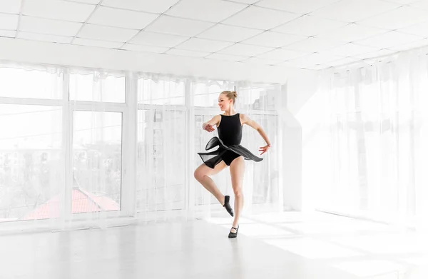 Bela bailarina graciosa girando em uma perna — Fotografia de Stock