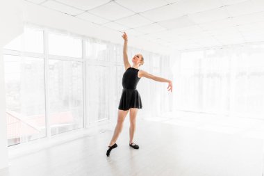 Genç balerin bale pratik taşır