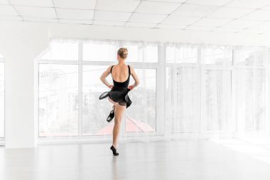 Genç balerin bale pratik taşır