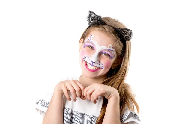 Retrato de menina adolescente com pintura de rosto de gato — Fotografia de Stock