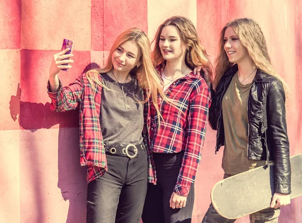 Lányok hogy selfie szabadban longboards ülve — Stock Fotó
