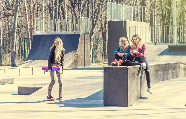 Τους φίλους κορίτσι κάνει σκέιτ μπορντ στο πάρκο — Φωτογραφία Αρχείου
