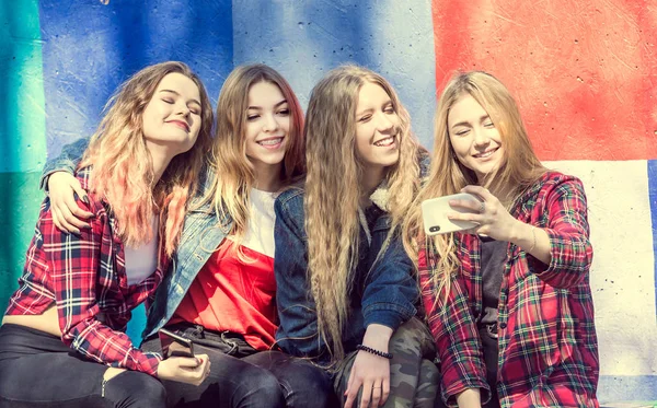 Les filles font selfie à l'extérieur tout en étant assis sur des longboards — Photo