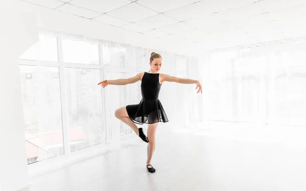 Mladá baletka cvičit baletní pohyby — Stock fotografie