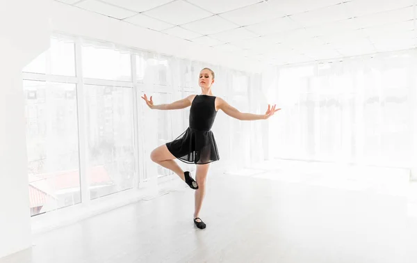 Jovem bailarina praticando movimentos de balé — Fotografia de Stock