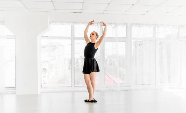 Jonge ballerina beoefenen van ballet beweegt — Stockfoto