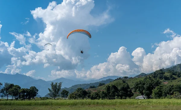 Yamaç paraşütü Nepal sonra paraşütle iniş — Stok fotoğraf