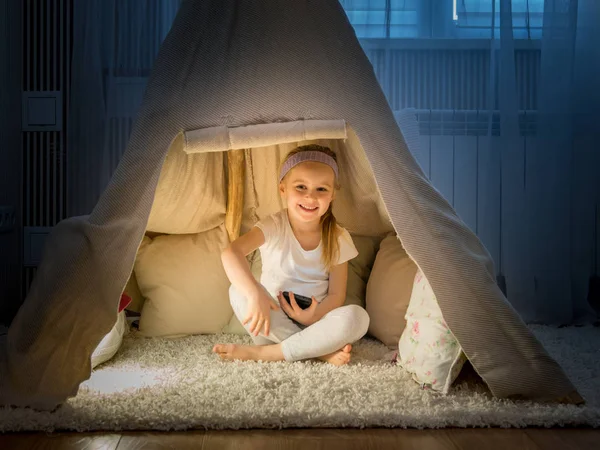 Dziewczynka w tipi, namiot w pokoju — Zdjęcie stockowe