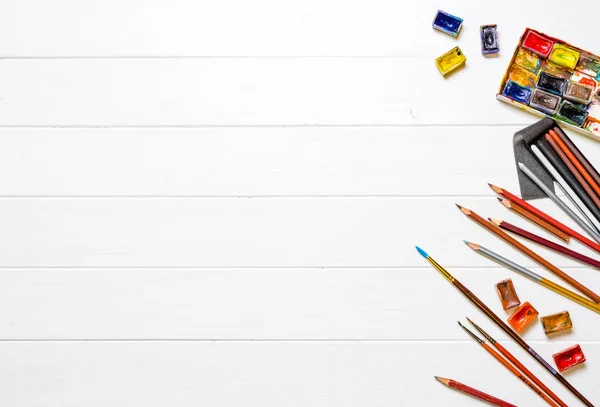 Βούρτσες και μπογιές με μολύβια σε ξύλινο φόντο — Φωτογραφία Αρχείου