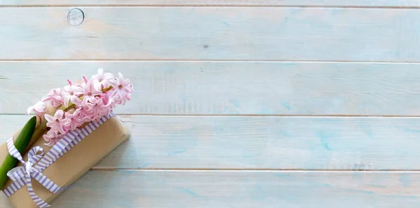 Pacote de presente decorado com flores — Fotografia de Stock