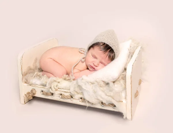 Bedårande nyfödd baby som sover på magen — Stockfoto