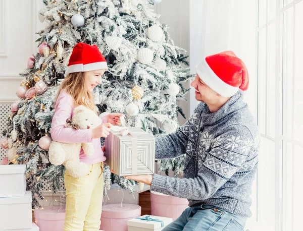 Vader geven dochter kerstcadeau — Stockfoto