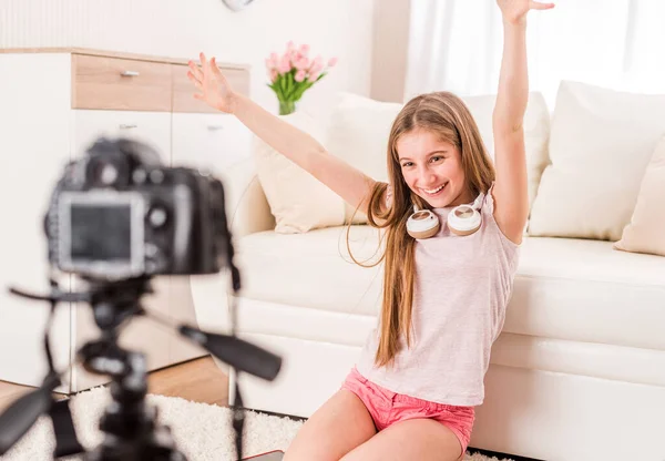Lachende videobloger tiener meisje — Stockfoto