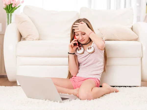 Chica joven haciendo llamadas telefónicas — Foto de Stock