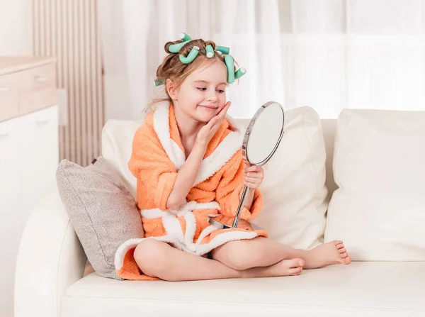 Menina com encrespadores sorrindo — Fotografia de Stock