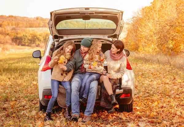 Familie sitzt im Kofferraum — Stockfoto