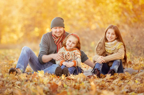 Sentado en hojas de otoño — Foto de Stock