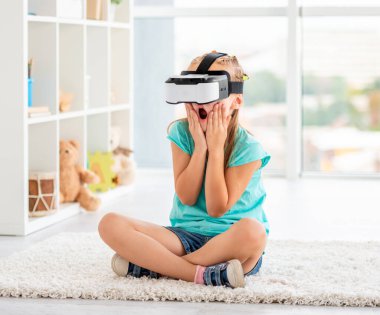 Küçük kız VR üzerinden film izliyor.