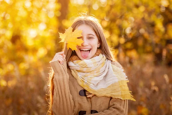 Zabawna dziewczyna z jesiennym liściem — Zdjęcie stockowe
