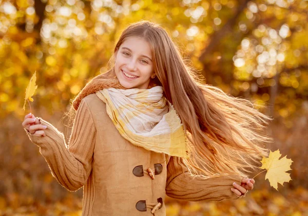 Menina engraçada com folha de outono — Fotografia de Stock