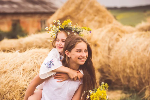 Две милые сестры с цветами — стоковое фото
