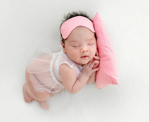 Bebé recién nacido durmiendo en una pequeña almohada — Foto de Stock