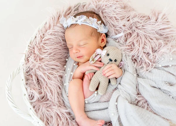 Pasgeboren baby slapen in de mand — Stockfoto
