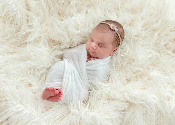 小さな枕の上で眠っている新生児 — ストック写真
