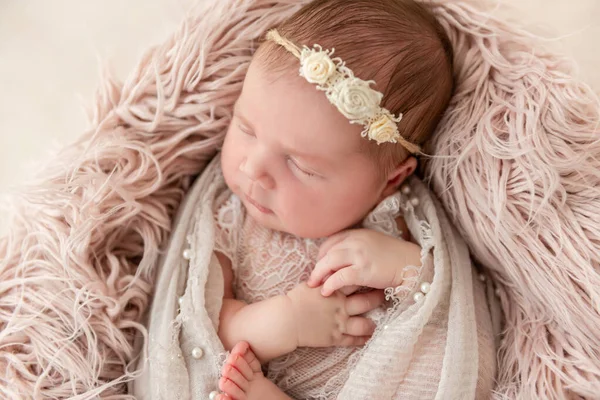 Bebé recién nacido durmiendo en una pequeña almohada — Foto de Stock