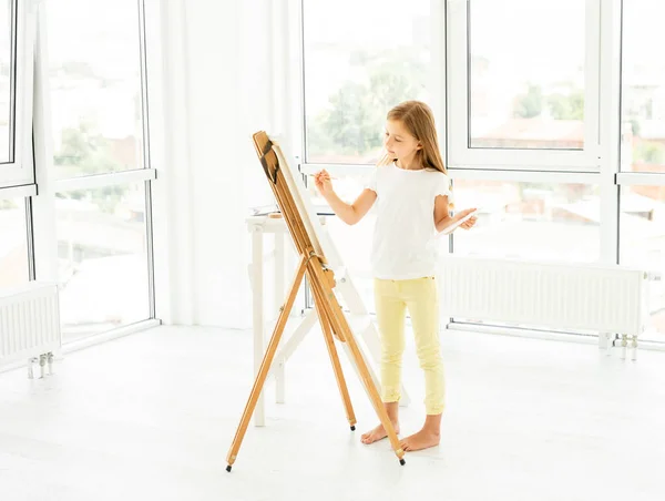 Menina desenho beatiful paisagístico dentro de casa — Fotografia de Stock