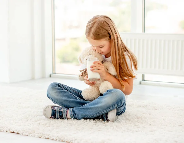 Linda niña jugando con oso de peluche —  Fotos de Stock