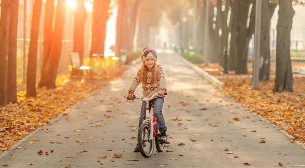 Счастливая девушка на велосипеде в парке — стоковое фото