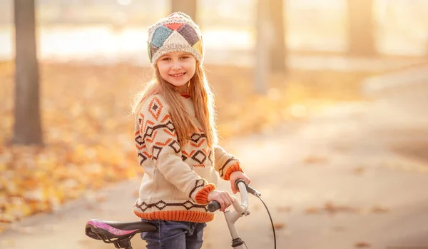 Lindo niño con bicicleta —  Fotos de Stock