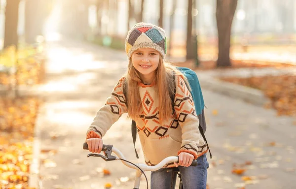 Bicicleta menina equitação para a escola — Fotografia de Stock